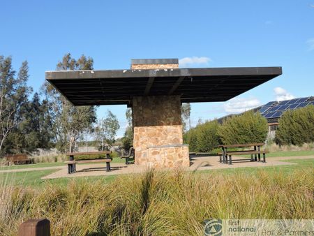 SPACIOUS FAMILY HOME IN THE FANTASTIC MARIOTT WATERS ESTATE. - Photo 4