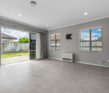 Four Bedroom Home - Moments to Waterfront - Photo 3