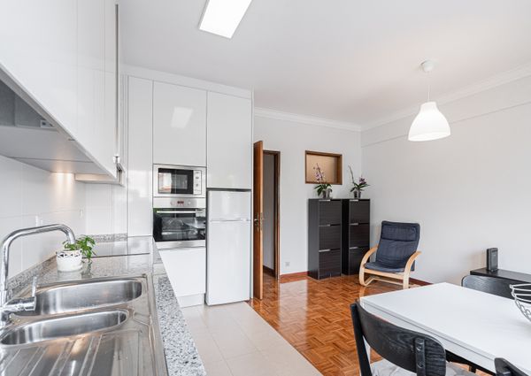 RENOVATED 1 BEDROOM FLAT IN CARNAXIDE - AT THE FOOT OF THE ANA ROSA NOTARY'S OFFICE FURNISHED AND READY TO MOVE IN