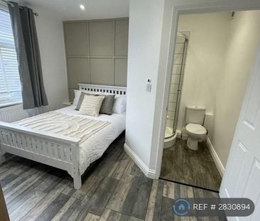 1 bedroom in a house share to rent - Photo 2