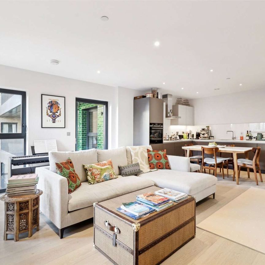A modern, spacious 2 bed apartment, moments from Southwark station. - Photo 1