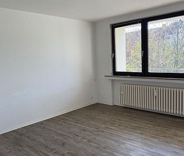 Schöne 2 Zimmer Wohnung mit Balkon im ersten Obergeschoss / ruhige Seitenstraße - Foto 2