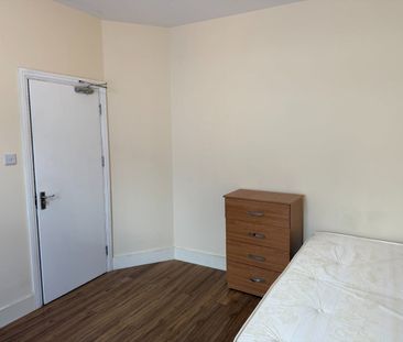 Room in a Shared House, Millais Road, E11 - Photo 3