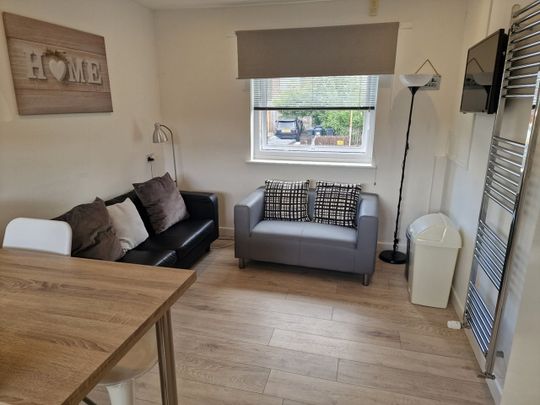 5 Bed Terraced House, Leeson Walk, B17 - Photo 1