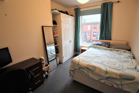 4 bedroom terraced house to rent - Photo 5