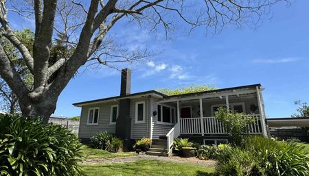 Spacious Family Living with Style and Comfort - Photo 3