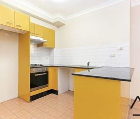 Modern Apartment with Expansive Private Courtyard - Photo 4