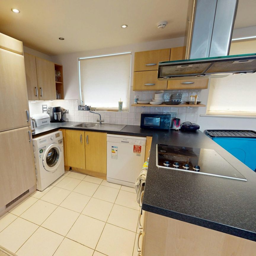 Flat to rent on - Photo 1