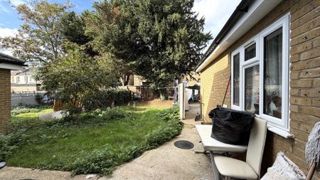 Seymour Gardens, Cranbrook, Ilford - Photo 3