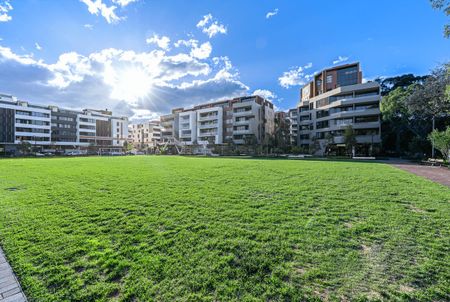 Large Living Room I +Caged Storage I 2-Min Walk to Woollies - Photo 2
