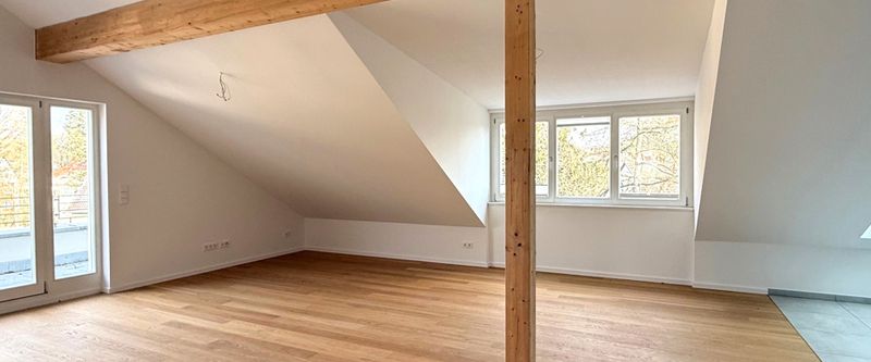 Zum Erstbezug: Offen gestaltete Dachgeschosswohnung in saniertem Niedrigenergiehaus - Photo 1