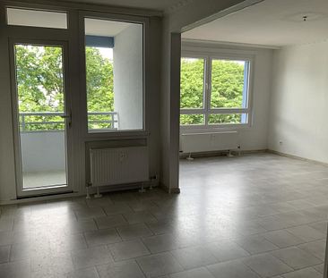 Mitten im Leben und ab 01.08. verfügbar - Schöne 3-Zi Wohnung mit neuem Bodenbelag - Foto 1