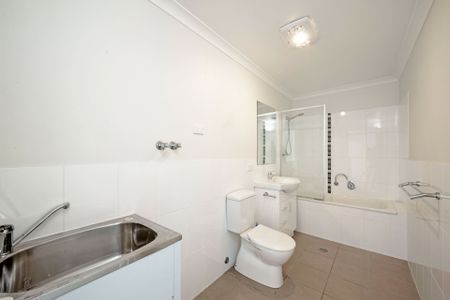 One Bedroom Townhouse With Low Maintenance Courtyard - Photo 4