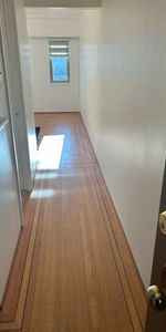 Extra large one bedroom renovated hardwood - Photo 3