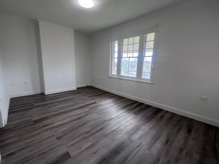 Spacious 3-Bedroom Home with Sunroom and Garden Shed - Photo 5