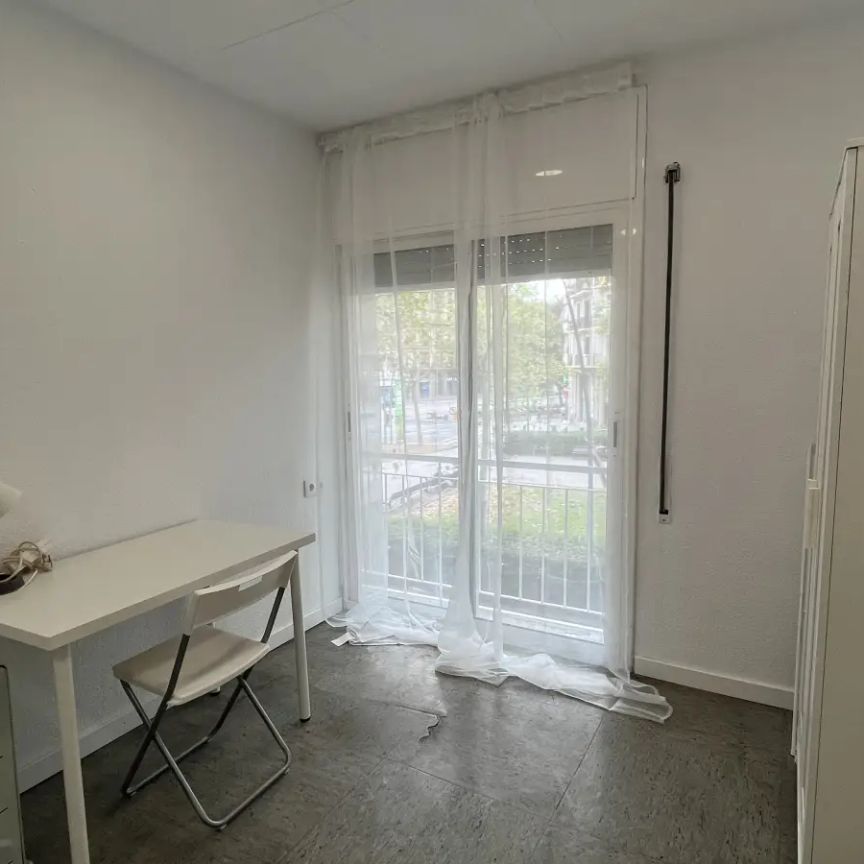 Room in a shared 13-bedroom apartment for rent in El Camp d'en Grassot i Gracia Nova - Photo 1