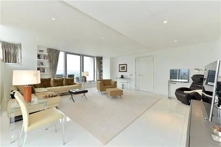 3 bedroom flat in London - Photo 4