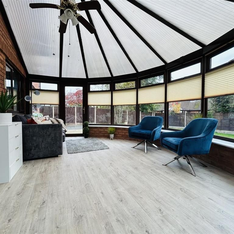 4 bedroom detached house to rent - Photo 1