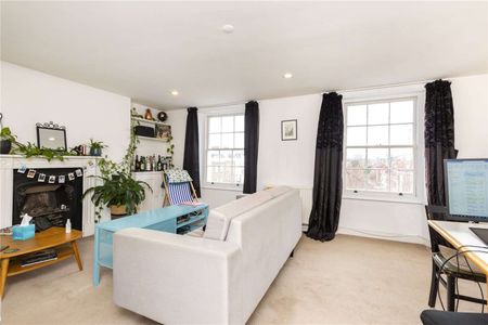 A large and bright two bedroom apartment set on the top floor of this period conversion just moments from Upper Street. - Photo 2