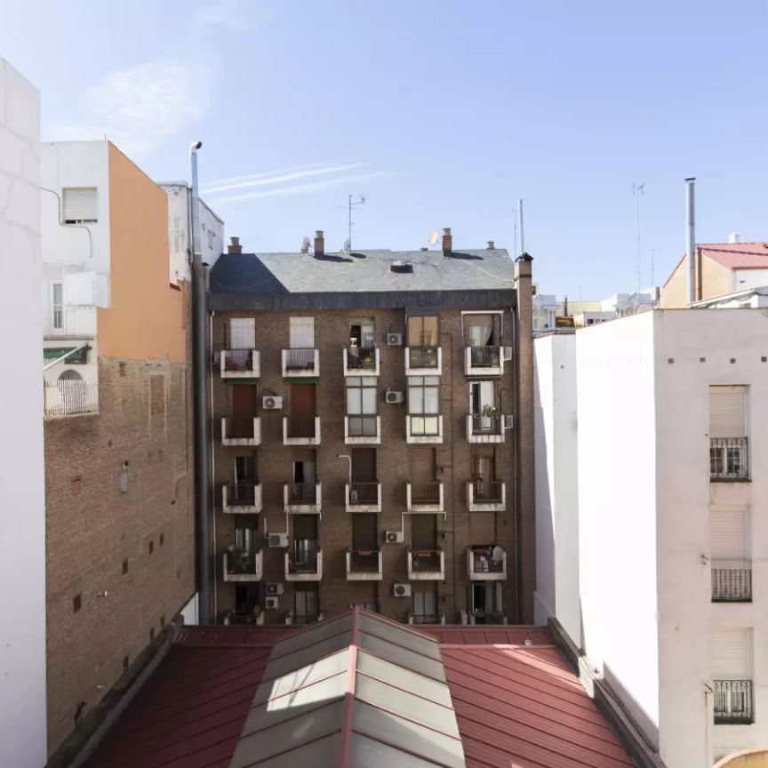 Fresh room for rent in 8-bedroom apartment in Moncloa - Photo 1