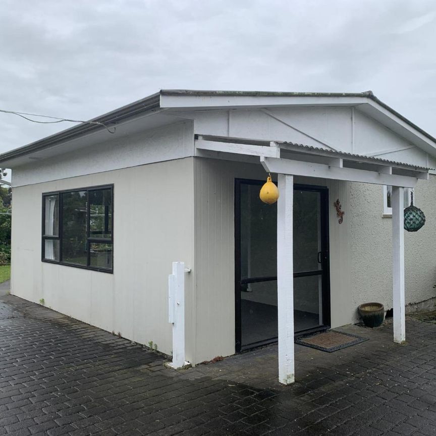 One bedroom self-contained flat in quiet setting - Photo 1