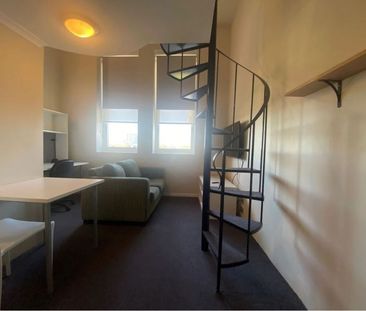 Furnished Loft in the Heart of Broadway – Prime Student Location - Photo 5