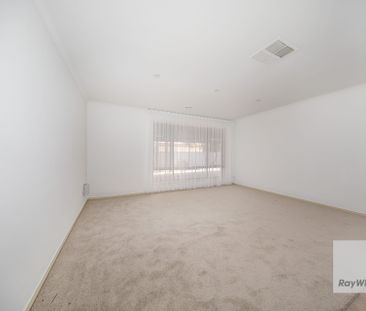 Spacious 3-Bedroom Family Home in a Prime Location! - Photo 4