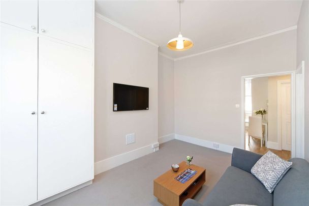 A beautifully presented, second-floor, one-bedroom apartment set along the iconic King’s Road. - Photo 1