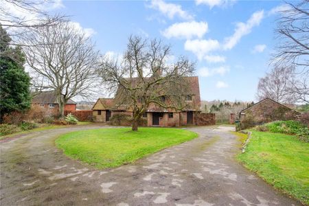 A beautiful family home on the edge of Alresford with exceptional views of the surrounding countryside. - Photo 5