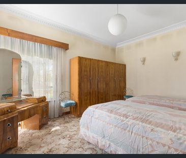 This perfectly preserved solid brick home of immaculate charm - Photo 2