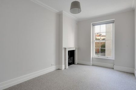 3 Bed Flat - Photo 3