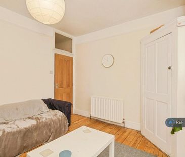 3 bedroom flat to rent - Photo 1