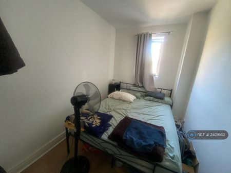 3 bedroom flat to rent - Photo 3
