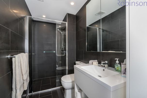 Air-conditioned apartment with panoramic city and harbour views. Includes parking for TWO vehicles. - Photo 1