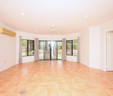 Beautiful Home - Freshly Painted - New Carpet - Separate Living - Pool - Photo 1