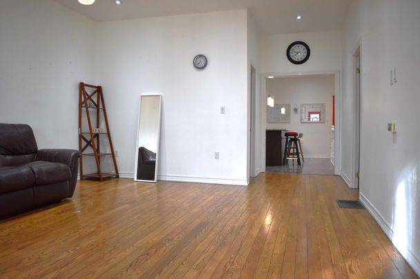 For Lease - 966 Dundas Street, Toronto, Ontario - Photo 1