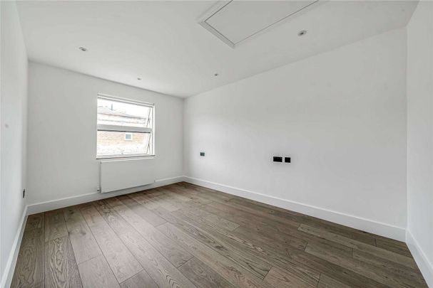 A fantastic recently refurbished five bedroom family home boasting a south facing garden and off-street parking. - Photo 1