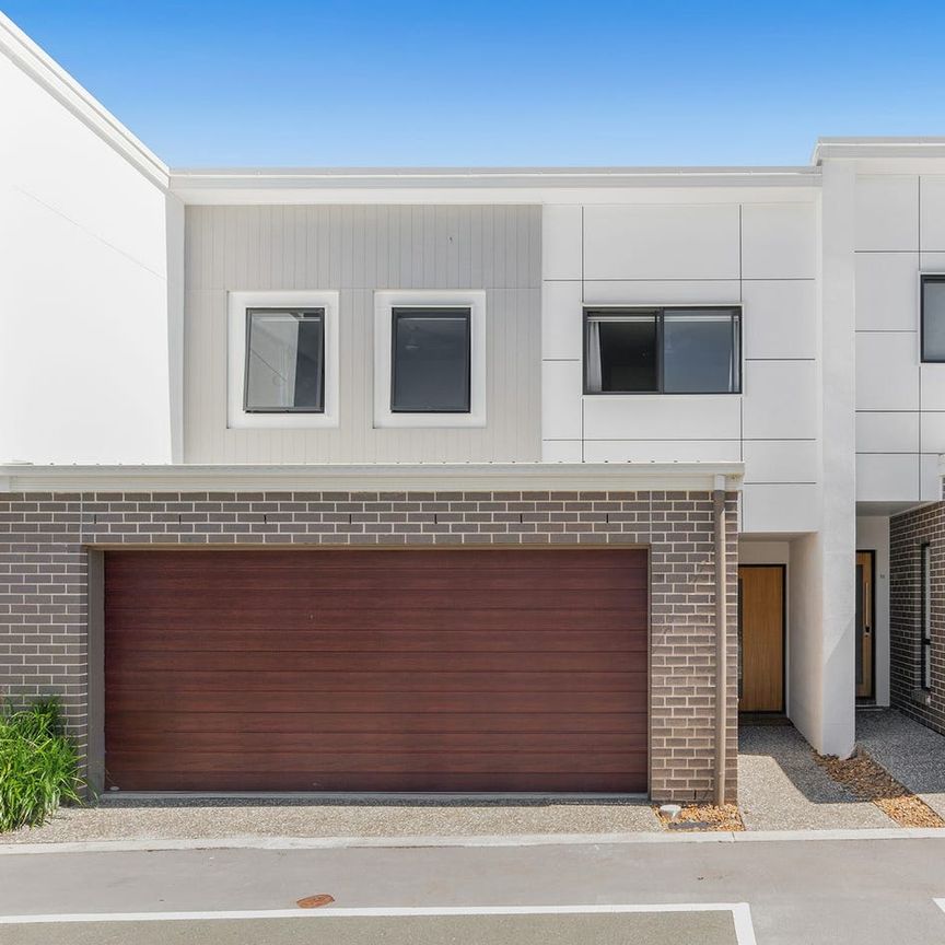 Modern 4-bedroom living - Photo 1