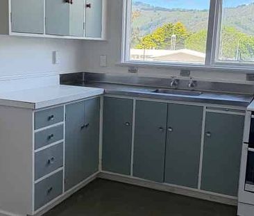 3-Bdrm Apartment in Epuni – Close to everything! - Photo 4