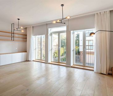 Spacious three-level town house with garage and off-street parking - Photo 1