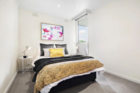 Spacious Sun-lit Living, Private Leafy Views - Photo 3