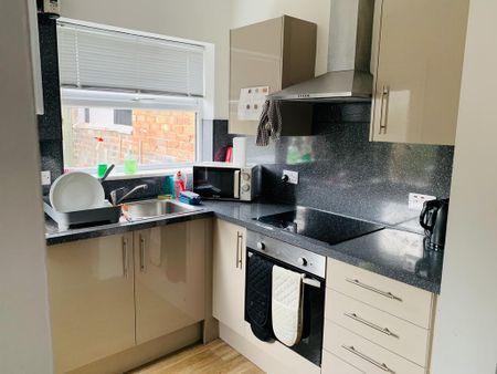 4 bedroom terraced house to rent - Photo 5