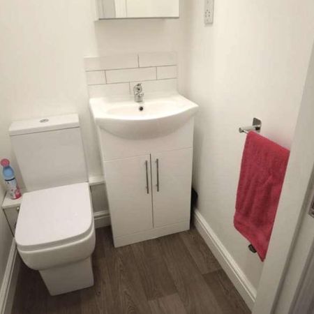 Ensuite // High Street // Bed Apartment // June, LN5 - Photo 4