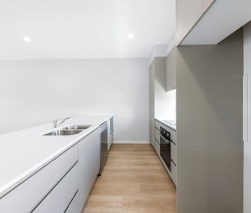 Near New Stylish 3-Bedroom Townhouse – Walk to Plaza & Beaches - Photo 2