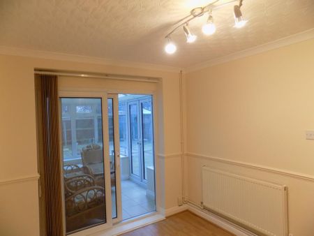 3 bedroom semi-detached house to rent - Photo 3