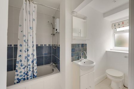 2 Bed Flat - Photo 2