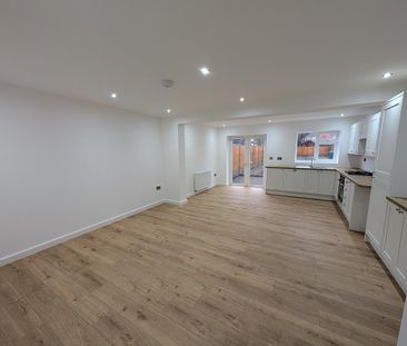 3 bedroom end of terrace house to rent - Photo 3