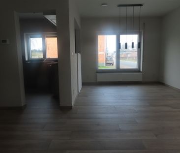 Gelijkvloers tweeslaapkamerappartement met tuin en carport! - Photo 3