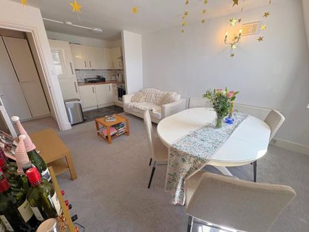 2 bedroom flat to rent - Photo 2