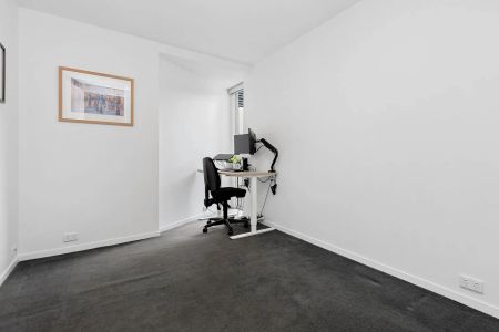 Bright Furnished Apartment with Balcony - Furnished - Photo 4